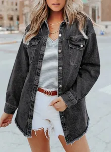 Detailopname van het donkergrijze denim franjejasje gedragen met gestreepte top en riem.
