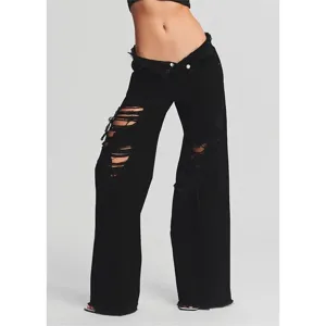 Detaillierte Ansicht der schwarzen Destroyed Weitbein-Jeans mit umgeschlagenem Bund.
