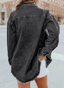 Gedetailleerd overzicht van dames donkergrijze denim overhemdjas met rafelige zoom.