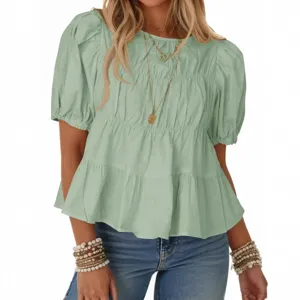 Camicetta verde da donna con maniche a puff e balze, top corto plissettato casual.