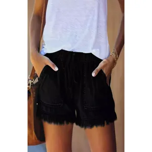 Vista detallada de pantalones cortos de mezclilla negros de mujer con cintura alta y flecos.