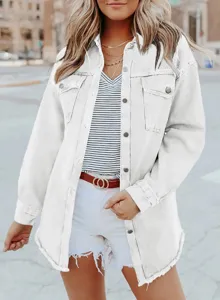 Wit denim jasje met rafelige randen in detail, casual streetwear modetitel voor damesoutfits.