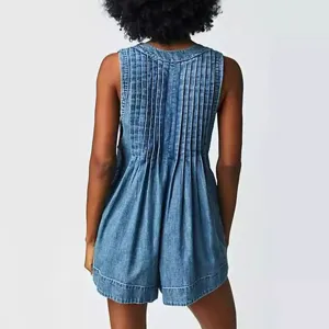 Vue de détail arrière du combi short en denim sans manches plissé pour le style d'été.