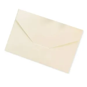 Primer plano de un sobre blanco vintage marfil minimalista para invitaciones y tarjetas