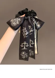 Primo piano di un elegante elastico in raso nero con lungo fiocco a nastro
