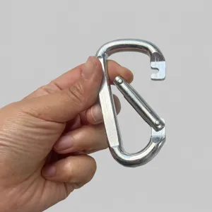 Λεπτομερής όψη επίπεδου μεταλλικού carabiner 8cm, ανθεκτικός σύνδεσμος για εξωτερικούς χώρους.