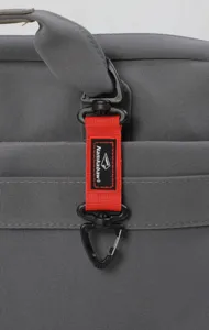 Détail de sangle de sac à dos tactique gris avec mousqueton pivotant et étiquette de marque.