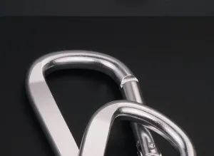 Vue détaillée du mousqueton en aluminium, crochet plat léger pour sac à dos.