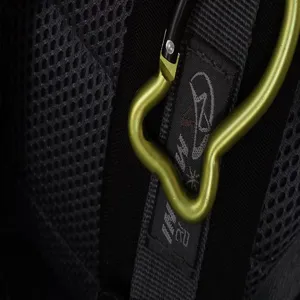 Detailansicht des fischförmigen Alukarabiners, leichten Outdoor-Clips für Rucksäcke und Ausrüstung.