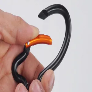 Fischförmiger Aluminium-Karabiner im Detail zeigt den orangen Federverschlussmechanismus.