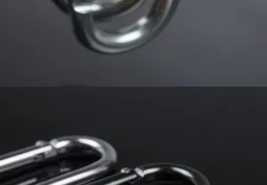 Vue détaillée de mousqueton en alliage d'aluminium, design en U, quincaillerie en métal pour sacs à dos.