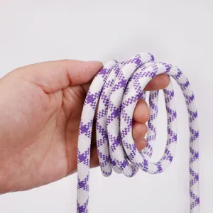 Détail en gros plan montrant la texture tressée violette et blanche de la lanière.