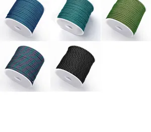 Detailopname van meerkleurige 7-kern reflecterende paracord-spoelen voor handwerk.