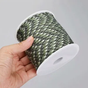 Gedetailleerd overzicht van de groene camouflage 7-strand tactische paracord spoel voor buiten.