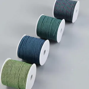 Detailopname van kleurrijke 7-strand survival paracord spoelen, netjes gerangschikt.
