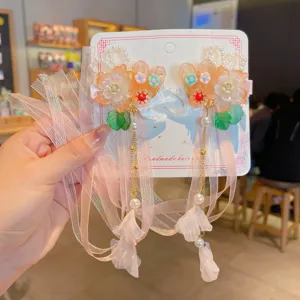 Vista detallada de pinzas para el cabello Hanfu hechas a mano con perlas y cintas rosas