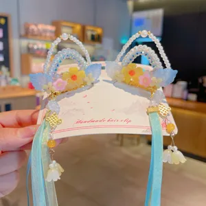 Primer plano de pinzas para el cabello Hanfu hechas a mano con borlas de flores y perlas.