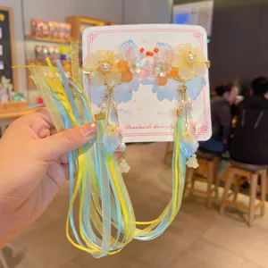 Detalle de pinzas de pelo Hanfu con flores, borlas y cintas largas azul y amarillo