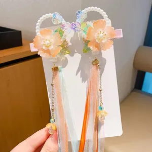 Vista detallada de pinzas para el cabello Hanfu florales con borlas y perlas