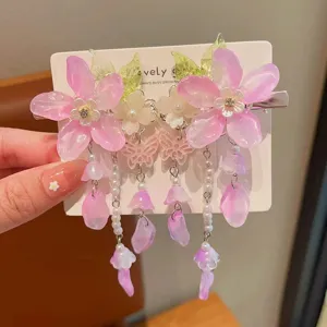 Primer plano detallado de pinzas para el cabello Hanfu con flores rosas y perlas colgantes.