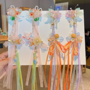 Vista detallada de pinzas para el cabello con flores chinas y largas cintas de colores