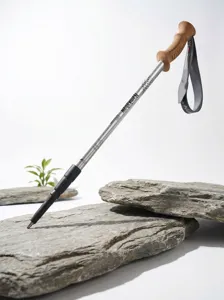 Dettaglio del bastone da trekking telescopico in alluminio con impugnatura ergonomica in sughero.