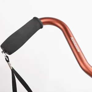 Dettaglio del bastone telescopico in alluminio con impugnatura ergonomica e comodo laccetto.