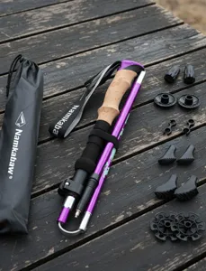 Vue détaillée du set de bâtons de marche pliables en 5 sections avec divers accessoires.
