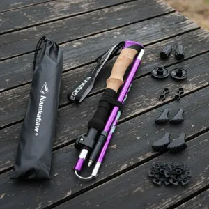 Set de batons de marche pliables a 5 sections, en aluminium avec sac et embouts divers.