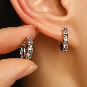 Orecchini a cerchio con teschio in argento stile punk gotico, gioielli Halloween unici.