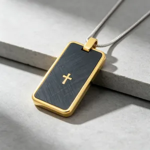 Gros plan du pendentif militaire en acier pour hommes avec surface croix noire brossée.
