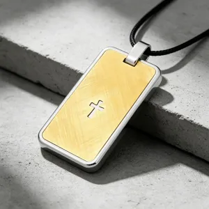 Collier pendentif militaire pour homme en acier inoxydable avec visage doré brossé et croix.