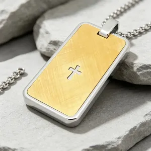 Pendentif plaque militaire croix en acier inoxydable, collier homme or brossé vue rapprochée.