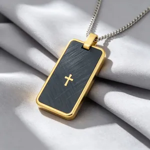 Collier pendentif plaque militaire croix homme en acier inoxydable avec finition noire.