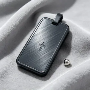 Pendentif carré en acier inoxydable noir brossé doté d'un motif de croix gravé.