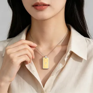 Vue détaillée d'un collier pendentif plaque militaire carrée avec croix en acier inoxydable.
