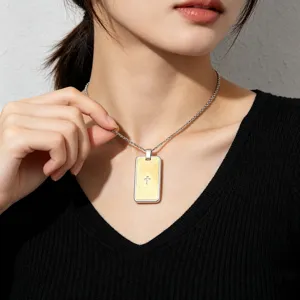 Gros plan détaillé du collier avec pendentif croix en acier inoxydable élégant.
