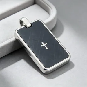 Vue détaillée du pendentif militaire croix en acier inoxydable brossé noir.