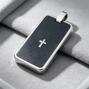 Pendentif militaire homme acier inoxydable brossé noir avec croix détail design élégant.