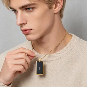 Collier pour homme en acier inoxydable avec pendentif plaque rectangulaire et croix.
