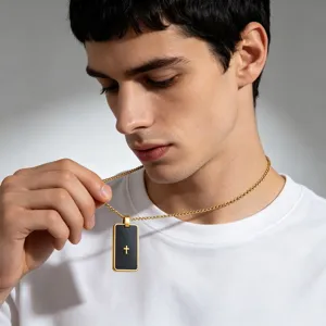Gros plan sur le collier plaque militaire homme en acier inoxydable avec pendentif croix brossé noir.