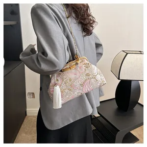 Detailansicht der Retro-Tasche mit Paisleymuster, weißer Quaste und Goldkette