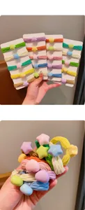 Vista dettagliata di elastici per capelli colorati con ciondoli a stella e cuore