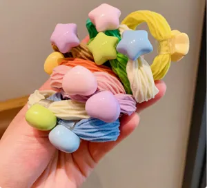 Primo piano di elastici per capelli colorati con ciondoli a stella e cuore in plastica