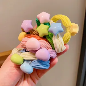 Elastici per capelli color caramella per bambini con graziose forme di stelle e cuori rosa.
