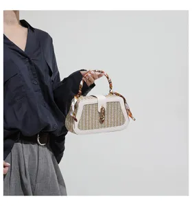 Elegante borsa box in paglia intrecciata con manico a foulard e dettaglio catena