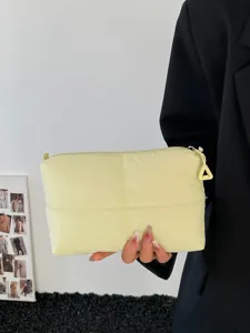 Modische blassgelbe Nylon-Puffer-Clutch mit kreuzgestepptem Steppdesign für Damen
