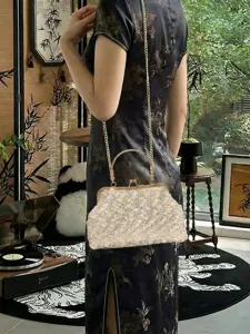 Sac à main vintage en peluche avec chaîne dorée et fermoir clipsé élégant