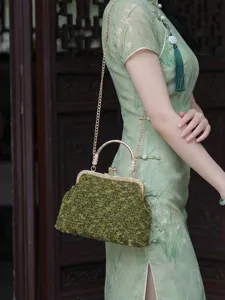 Vue détaillée d'un sac shell vert en peluche avec fermoir doré et bandoulière chaîne