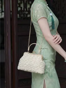 Sac à main élégant en fausse fourrure beige avec fermoir à baiser et chaîne dorée